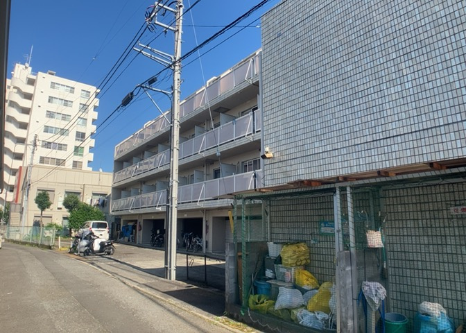 道幅が広い場所は日当たりや風通が良好です。幅が広いのですれ違いも可能ですし大きな車でも駐車可能！一方で、大型車が通ることも多くなるため交通量の増加により騒音に繋がります。また土地の値段が高くなります。