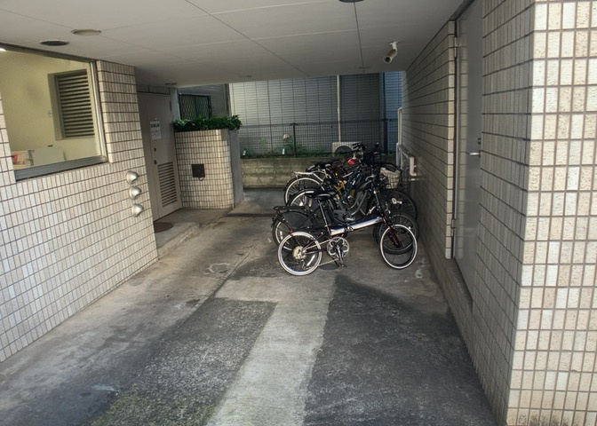 車一台あたりに必要なスペースは、標準サイズの普通自動車で横幅2m50cm、長さ5mは必要になります。ただし、乗降のことも考慮して横幅3m30cm、長さ5m50cmほどは確保できるところを選びましょう。