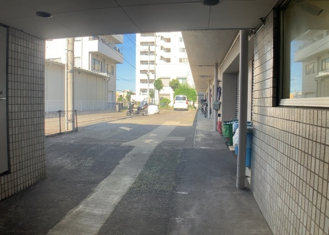 駐車場と明記されていても、最小スペースでつくられた駐車場だと大型車は駐車できなかったり、出入りしにくくなったりする可能性があります。お車のサイズと購入したい物件の駐車場のサイズを現地で確認しましょう。
