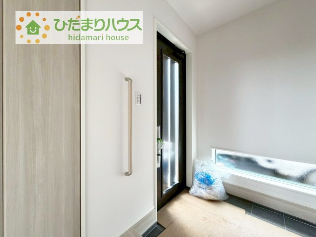 毎日「行ってきます」「ただいま」をいう玄関は明るく光が差し込みます♪