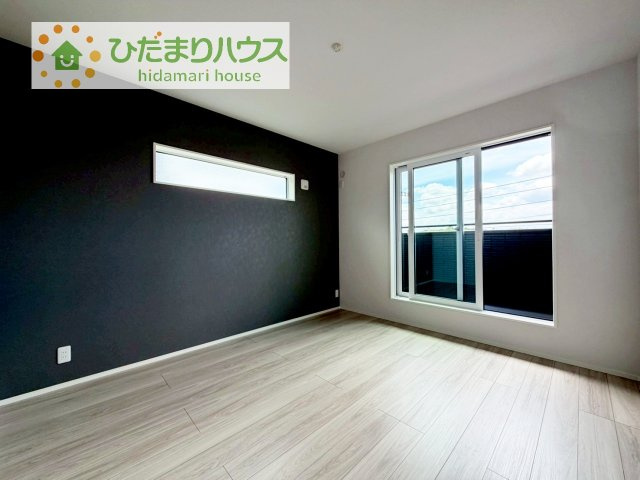 バルコニーに面していて、たっぷり光りの入る明るい主寝室です！
