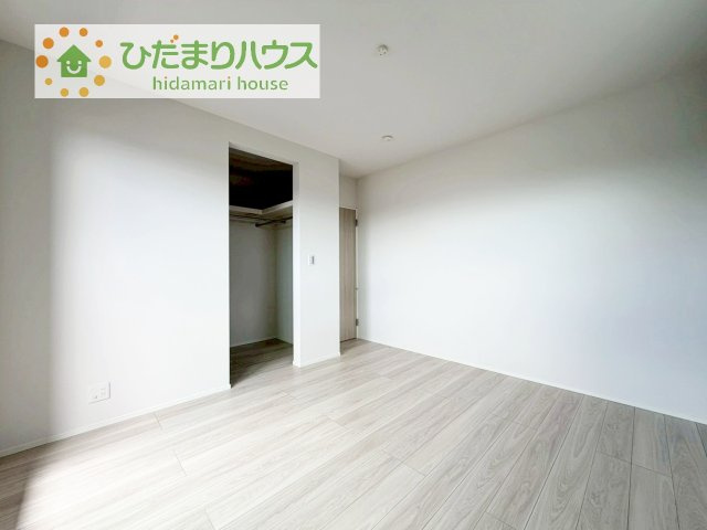 広めの主寝室は、ベッドの他にもパソコンデスクやドレッサーなども置けちゃいます(*^-^*)