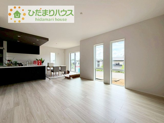 リビングの大きな窓からは、暖かな日の光が降り注ぎます・・・