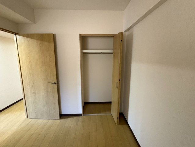 衣類をまとめて収納できるクローゼットです。ハンガーパイプ付きで、コートやスーツもすっきり収まります。奥行きがあり、季節物の収納にも便利。居室内のスペースを有効活用でき、室内を広く使えるのが魅力です。