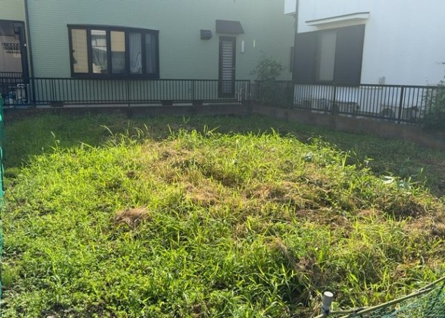 土地の面積＝住宅面積ではありません。建ぺい率の問題などで、土地のある場所によって住宅を建てられる面積は限られています。高さもしかり、「土地」という言葉の中には、建築条件も含まれると考えておきましょう。