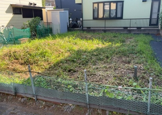 家を建てる場合、方位は要チェックです。現実的に日当たりのよい家ならばリビングは南側、建築基準法でも北側に当たる家への配慮は求められています。土地を見学に行く際は、方位磁針を持って行くようにしましょう。