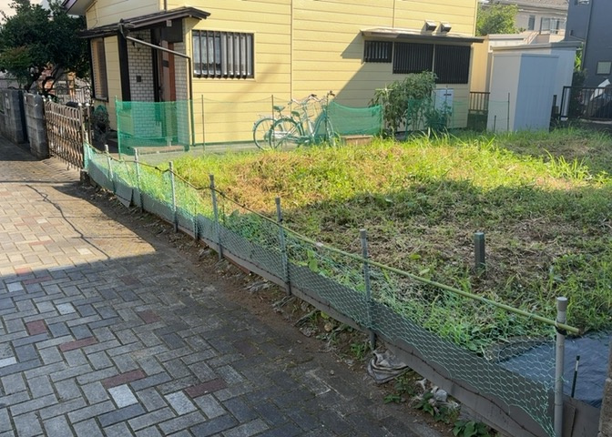 土地の前の道路に消火栓が設置されていることがあります。この場合、道路交通法第45条第1項により、駐車禁止の場所が指定されています。そのため、車庫などの駐車スペースをつくることができない場合があります。