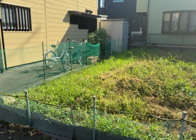 現地に行くなら、物件の周囲の地形がどうなっているかを見ることも大切です。周辺より低くなっている土地では、大雨などで水が集まりやすいため、地盤が弱くなっているということも考えられるため、注意が必要です。