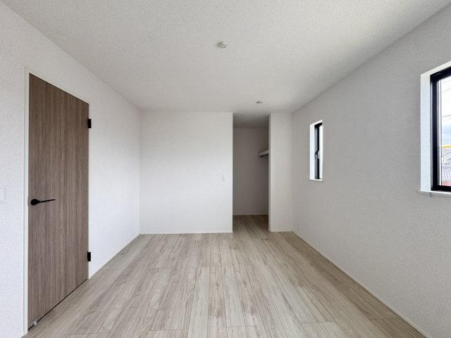 2F　約7.8帖の洋室は大きなウォークインクローゼットが備わっておりお部屋を広く見せることができますね?