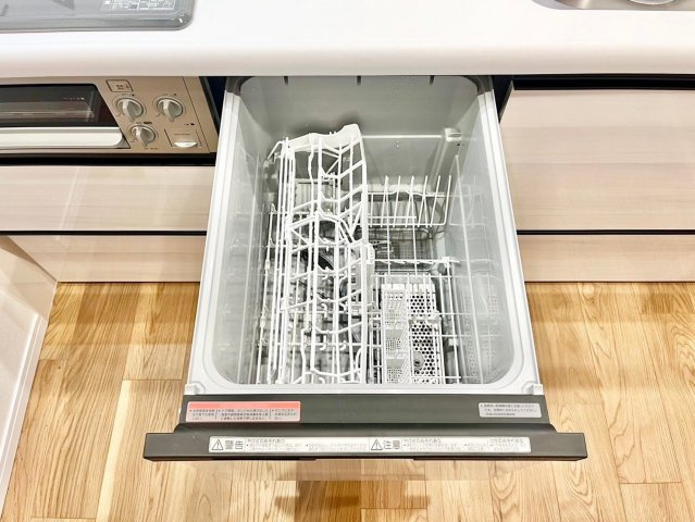 ビルトイン食洗機を備え、日々の家事負担を軽減する機能的なキッチン空間です。
