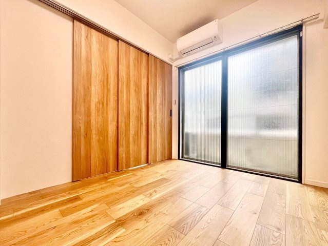 窓越しに射し込む自然光が、風合い豊かな室内を優しく包み込みます。