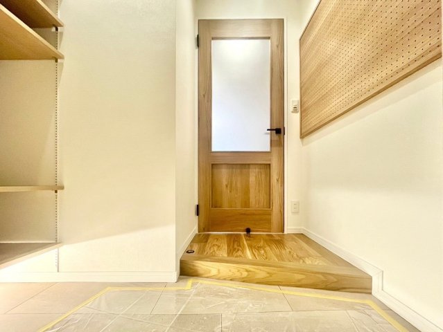 ゆとりある玄関が、住まう方を穏やかに迎え入れる落ち着いた空間です。