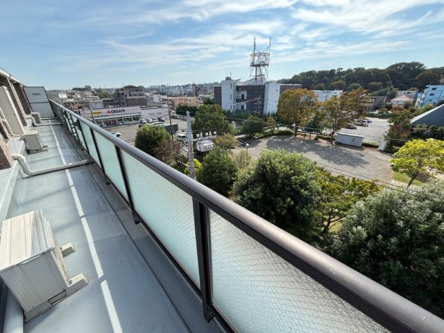 南側バルコニーからは越野吹上公園を臨めます。