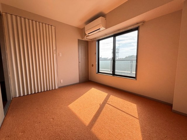 約5帖、南向きの明るいお部屋です。