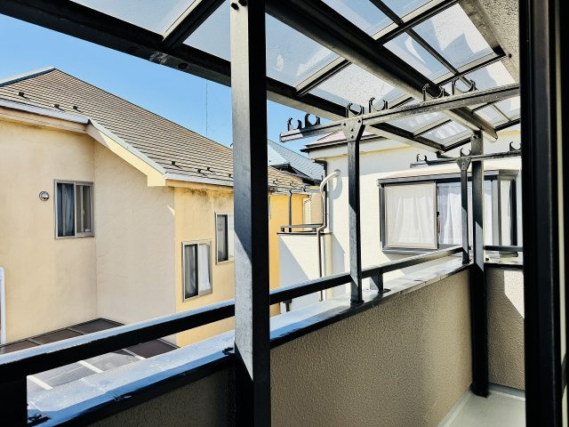 ～2部屋から出入り可能なバルコニー　陽当たり良好、洗濯物がよく乾きそうです～
