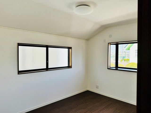 ～2階6.0帖の洋室　2面採光で明るく風通しの良いお部屋です～