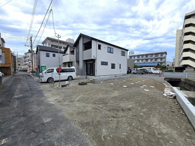 建物周辺の敷地や隣接環境を確認できる現地写真。