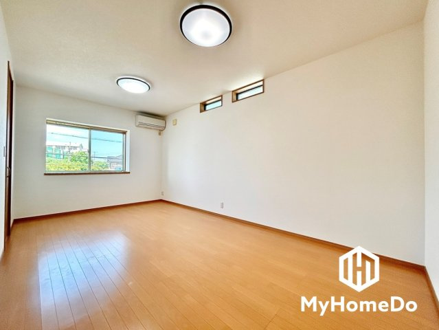 落ち着いた色合いの内装で、ゆったり心地よく寛げる寝室です。