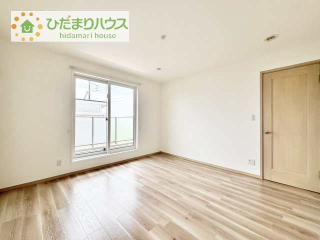 寝室の大きな窓からは、たくさんの日が差し込み、明るい日差しが朝を迎えてくれます。
