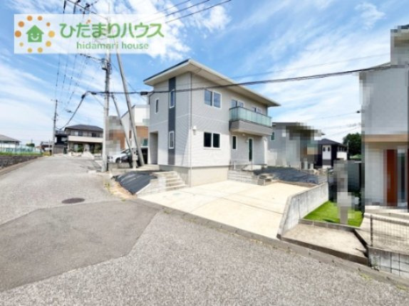 前面道路は約6ｍで車のすれ違いや駐車も安心ですね(*^^*)