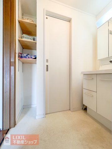 タオルや下着もスッキリ片付く、棚付きの脱衣所です！