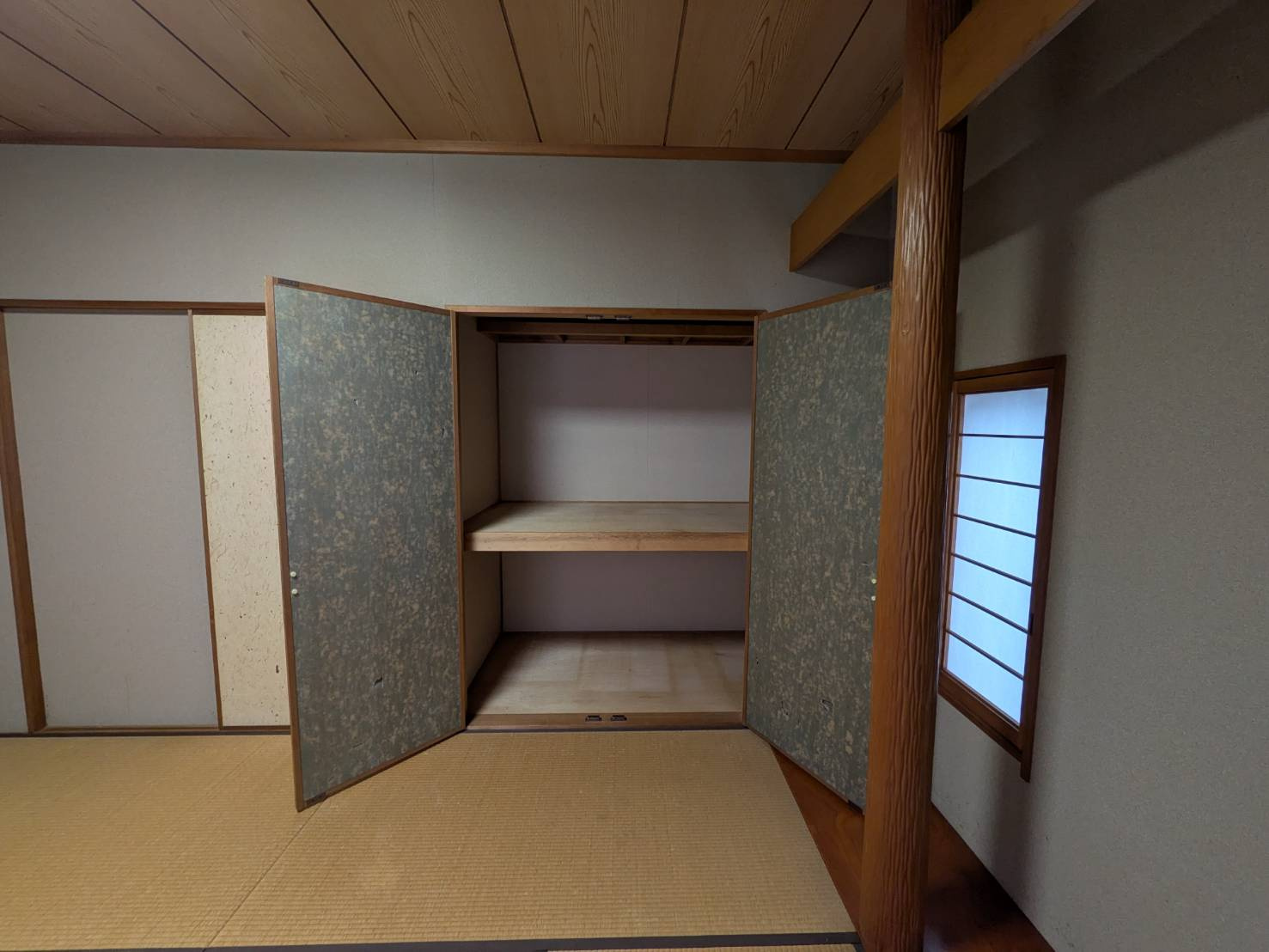 和室に設けられた押入は上下二段仕様で、布団や季節家電、衣類などをしっかりと整理できる収納力が魅力です。奥行きもあり、かさばる荷物もすっきり収まるため、お部屋を広く使うことができます。
