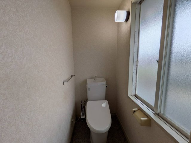 窓付きで明るく、換気もしやすい2階トイレ。各階にトイレがあることで、朝の忙しい時間帯や来客時にも便利にご利用いただけます。温水洗浄便座付きで快適性も確保。清潔感のある、使い勝手の良い空間です。