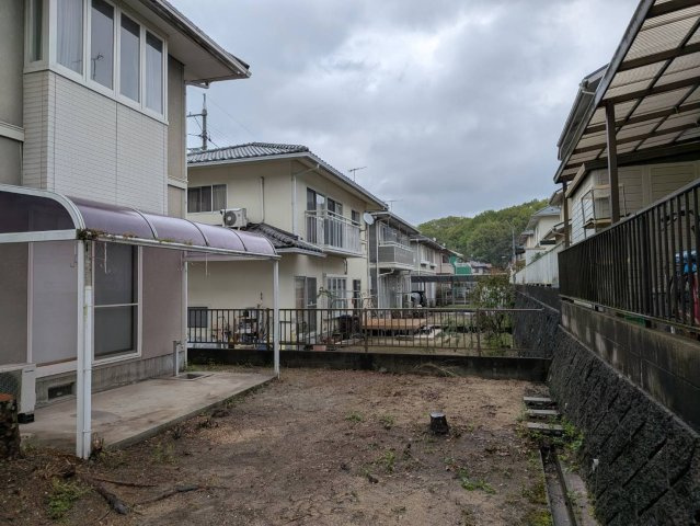 敷地内にゆとりのあるお庭スペース、ガーデニングや家庭菜園など多彩に活用可能です。物置も設置されており、アウトドア用品等の収納にも便利です。お子様の遊び場としても活用可能な魅力的なスペースです。