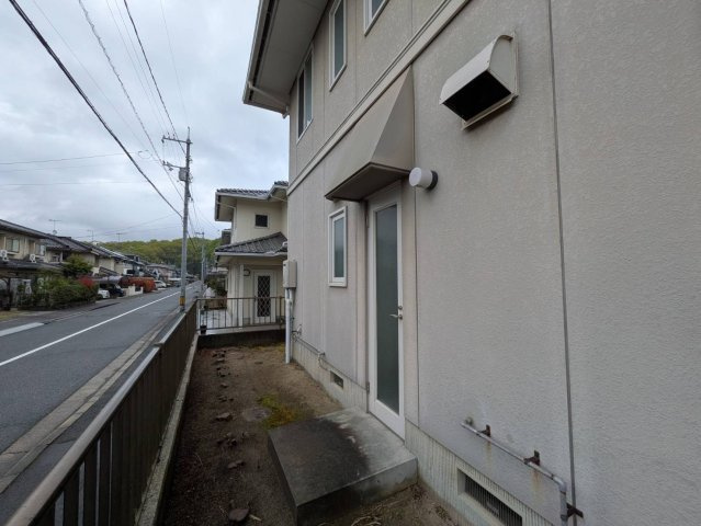 キッチンや水回りから出入りしやすい便利な勝手口。ゴミ出しや外作業の動線が確保されており、日常の家事がスムーズに行えます。ちょっとした物置きや作業スペースとしても活用可能なスペースです。