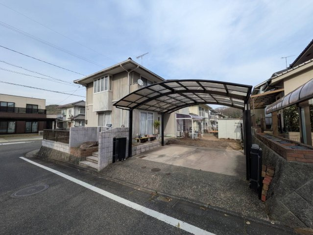 2台分の駐車が可能なカーポート付きで、お車を雨や紫外線からしっかり保護します。ゆとりあるスペースで駐車もしやすく、来客時にも安心です。屋根付きのため乗り降りも快適で、便利で嬉しい設備です。