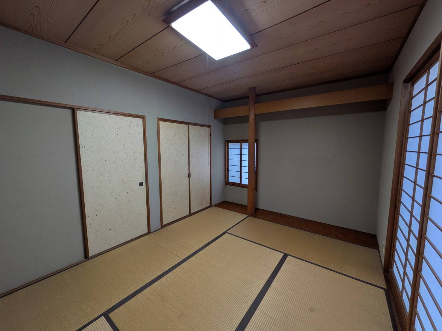 落ち着いた和の雰囲気が広がる和室は、ゆったりとくつろげる空間です。畳のやさしい質感と木の温もりが調和し、心地よい時間を過ごせます。押入収納も備わっており、布団や日用品をすっきりと整理可能。
