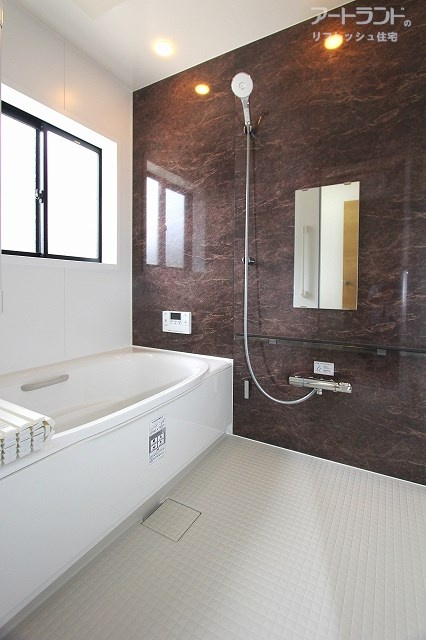 新設の浴室。転倒を防ぐ手すり付き。