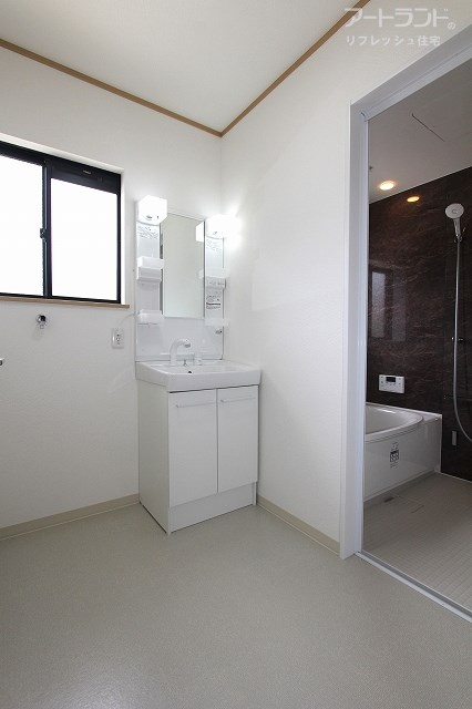洗面室。新設の洗面化粧台付き。シャワー水栓。フロア・クロス張替済み。