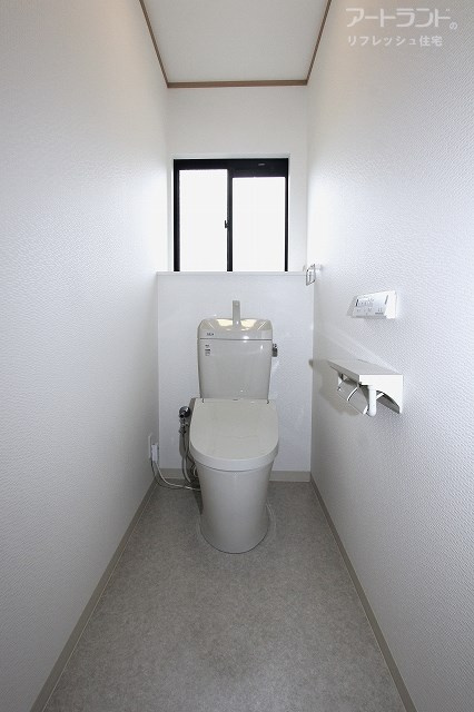 1階＆2階　温水洗浄機能付きトイレ新設。フロア・クロス張替済み。（写真：1階）