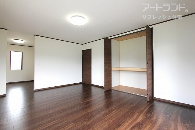 2階洋室10帖。大きな物も収納できるWIC付き♪　南面バルコニーあり。