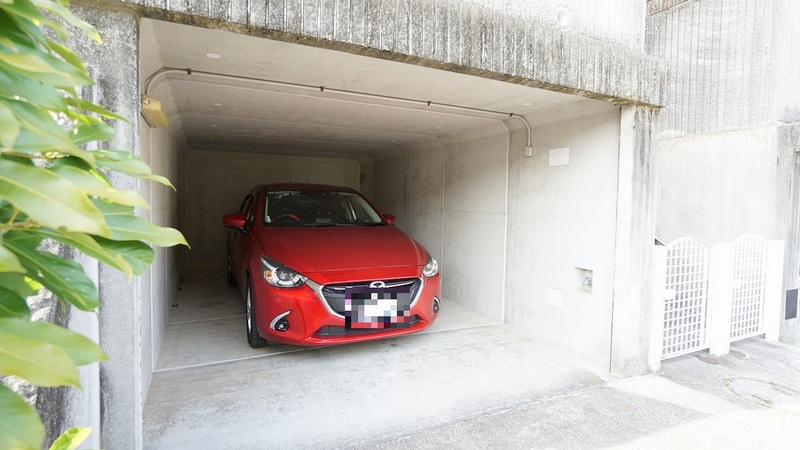 お家の南東側の掘り込み駐車場　車高1950ミリくらいまで駐車可能