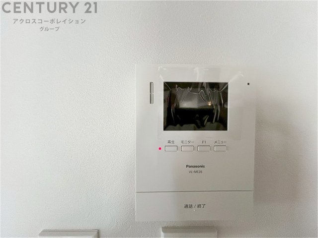訪問者が来たときにテレビ画面で確認できるため、安心してドアを開けられます。録画機能があるものもあり、留守中に来訪者を記録しておくことができます。利便性が高く、セキュリティ面でも安心です　