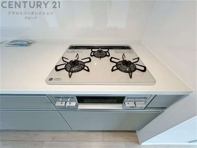 多数の調理器具を同時に使用でき、料理の効率化が可能。省エネで節約になり、様々な料理スタイルに適応できます。また、火力調整が独立しており、手入れや掃除もしやすく、今よりもっとお料理が楽しくなるかも。　