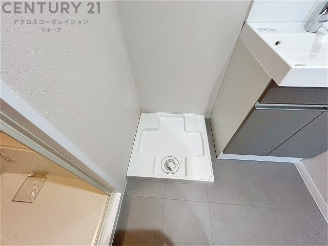 洗濯物の仕分け作業がしやすく、整理整頓が容易になります。洗濯音や湿気を他の部屋に持ち込まず、生活環境を快適に保ちます。上部を活用すれば収納スペースを確保でき洗剤や洗濯用品の整理もしやすくなります。　