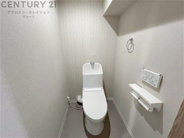 温水洗浄便座付トイレは温水洗浄機能により、暖かい水でおしりを洗浄することができ、冷たい水を使う従来の便座に比べ、温水洗浄機能で暖かいトイレを提供し、快適な使用を可能にします。　