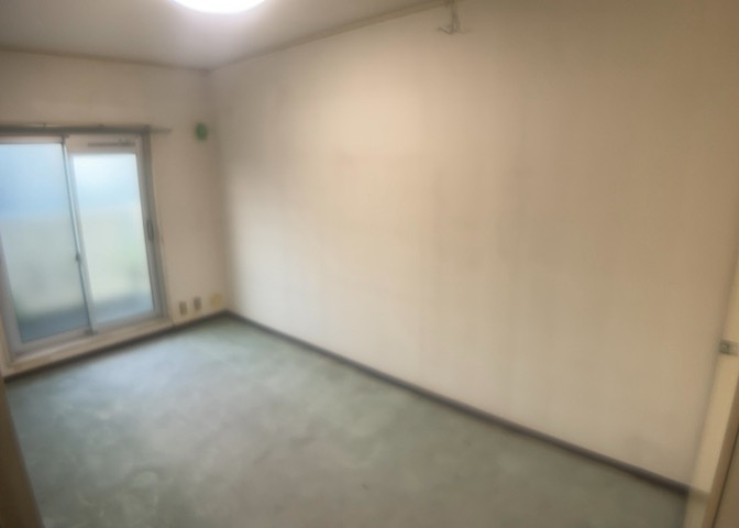 洋室のメリットは重い家具が置きやすく、身の回りが整理しやすいことです。　床がフローリングのため畳とは異なり凹みにくいです。　クローゼットなど収納が豊富で、普段使わない旅行カバンや服の整頓も簡単にです。