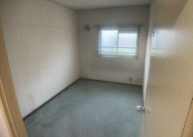 寝室でゆっくりと過ごすためにはベッド周りの適度な空間を担保することや窓の位置、照明の明るさ、寝室の広さなどを考える必要があります。自身や家族の構成とライフスタイルに併せて寝室にする部屋を選びましょう！