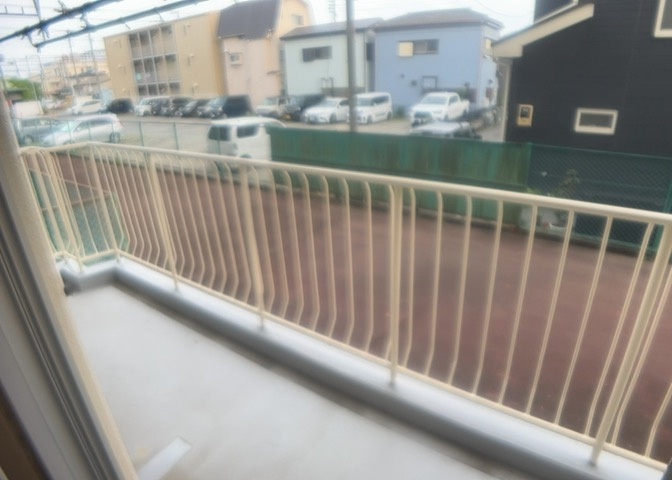 バルコニーは、室外の専用スペースのうち、「屋根がなく開放された空間」であるものを指します。ベランダより広いタイプのものが多く、日当たりもよいため家庭菜園などを楽しみたい人にとって適した環境となります。