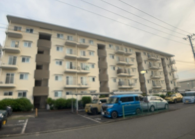 外観はマンション管理がされているかの目安になります。築年数が古いと、壁面は劣化してひび割れが生じることも！建物が古びていても細かいところが修繕されていると、きちんと管理されているなぁと感じるでしょう。
