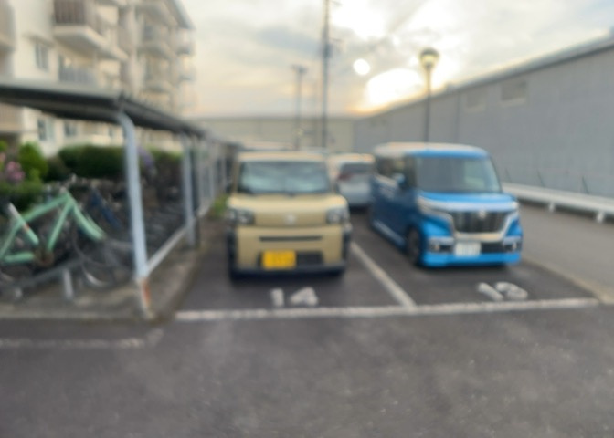 車一台あたりに必要なスペースは、標準サイズの普通自動車で横幅2m50cm、長さ5mは必要になります。ただし、乗降のことも考慮して横幅3m30cm、長さ5m50cmほどは確保できるところを選びましょう。