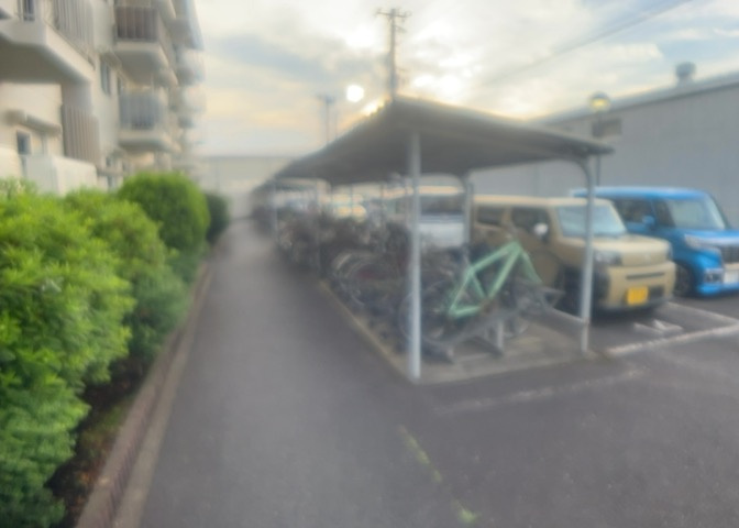マンションの駐輪場は、事前に空きがあるか確認を取ると安心です。せっかく入居したのに駐輪スペースがない！なんてことになったら大変ですよね。そこで、内見時や購入前にはまず事前に確認しておくと良いでしょう。