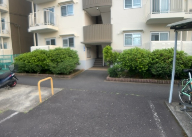 物件によっては、入居者が個人的に使用できる専用庭がついているものもあります。また、住宅の中にある土間の部分を庭と呼ぶこともあります。庭の用途は住む人によって変わり、それによってデザインもさまざまです。