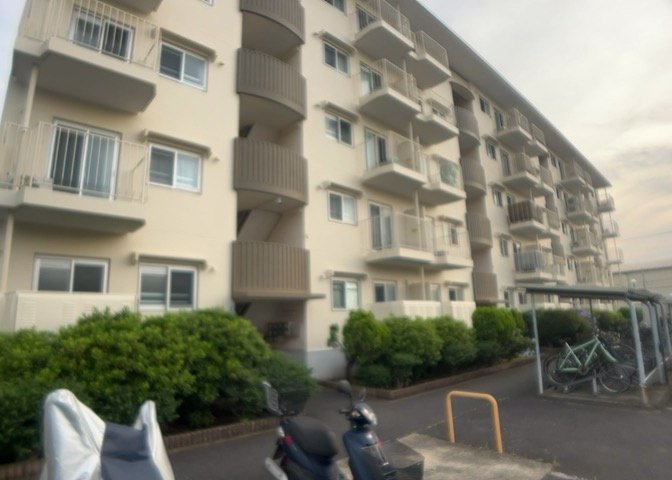 中庭（パティオ）とは、一つの建築物の内部に設けられた、壁などで囲われている庭のことを指します。コの字型、ロの字型が主流ですが、L字型の中庭もあります。最近では、インテリア性の高さからも人気があります。