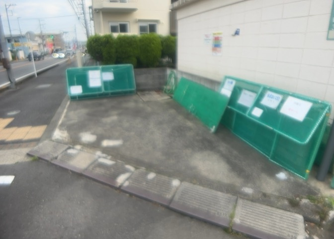 共有部分は、住民なら誰もが使える設備のこと。例えば駐車場やエレベーター、インターネット設備、セキュリティ設備などがあります。他にも、マンションの廊下・外部階段やエントランス・ゴミ置き場などがあります。
