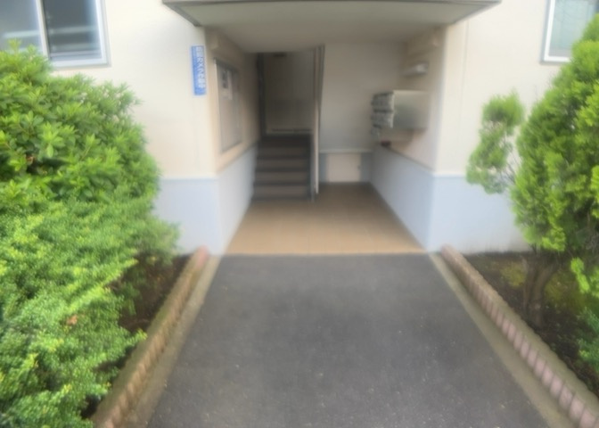 ロビーというと、エントランスと何がちがうの？と思いますよね。実はロビーとエントランスには明確な決まりはありません。物件によっては、エントランスを入って広がるある程度の広さのある空間がロビーとなります。